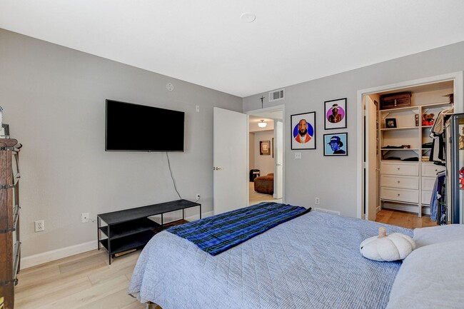 Building Photo - Chic & Convenient: Your Ground-Level Condo Retreat in Silverado Ranch