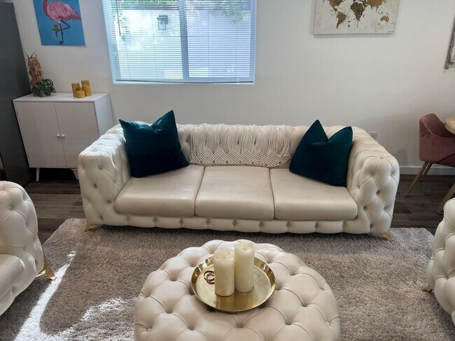 Building Photo - 1119 N Berendo St