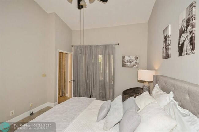 Building Photo - 4485 Carambola Cir N