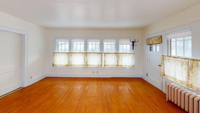 Building Photo - 206 W Custer Park St