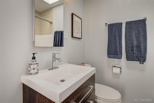 Building Photo - 3124 S Vine Ct