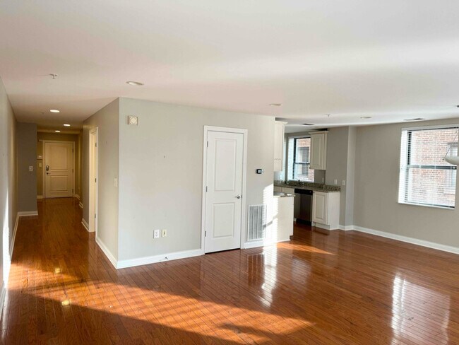 Building Photo - 350 N Meridian St