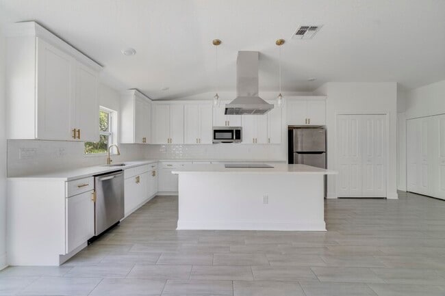 Building Photo - 417 St Johns Ln