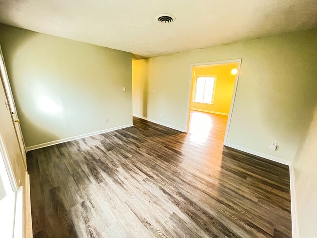 Building Photo - Cozy 3 Bedroom, 1 1/2 Bathroom Near Downto...