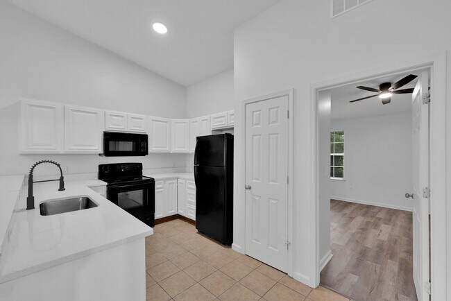 Building Photo - NEWLY RENOVATED 3 BEDROOM 2.5 BATHS TOWNHO...