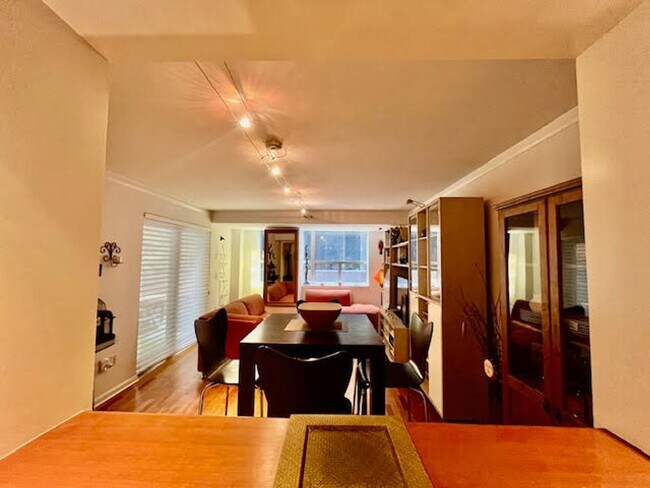 Building Photo - Rare luxury downtown condo w/parking, pool, hot tub and roof deck w/Bay Bridge Views!