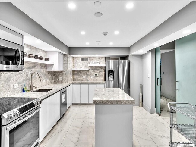 Building Photo - 3535 S Ocean Dr
