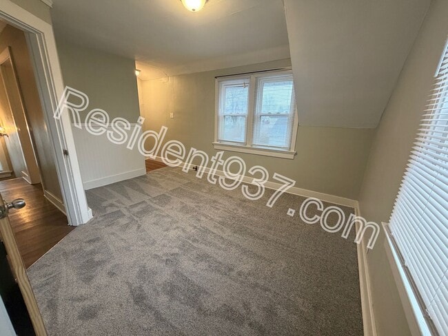 Building Photo - Spacious 3 Bed 2 bath Home