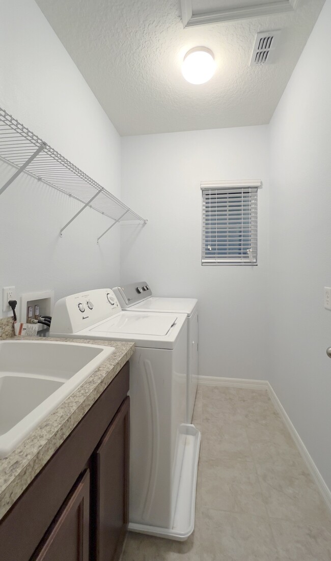 Building Photo - 1088 Avila Ln
