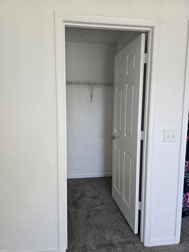 Building Photo - Large Townhome!