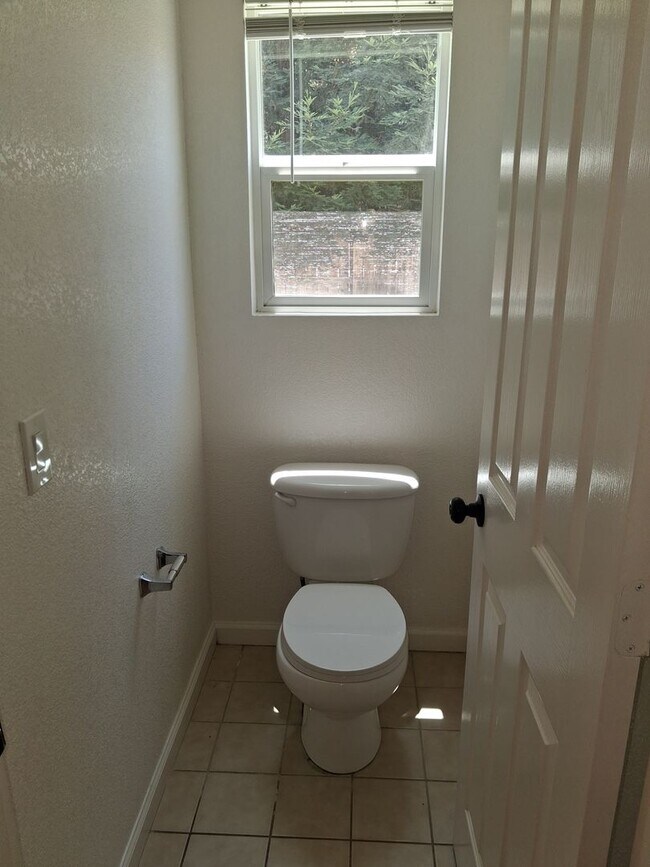 Building Photo - 3 Bedroom 2 Bath in a Gated Community - Available now