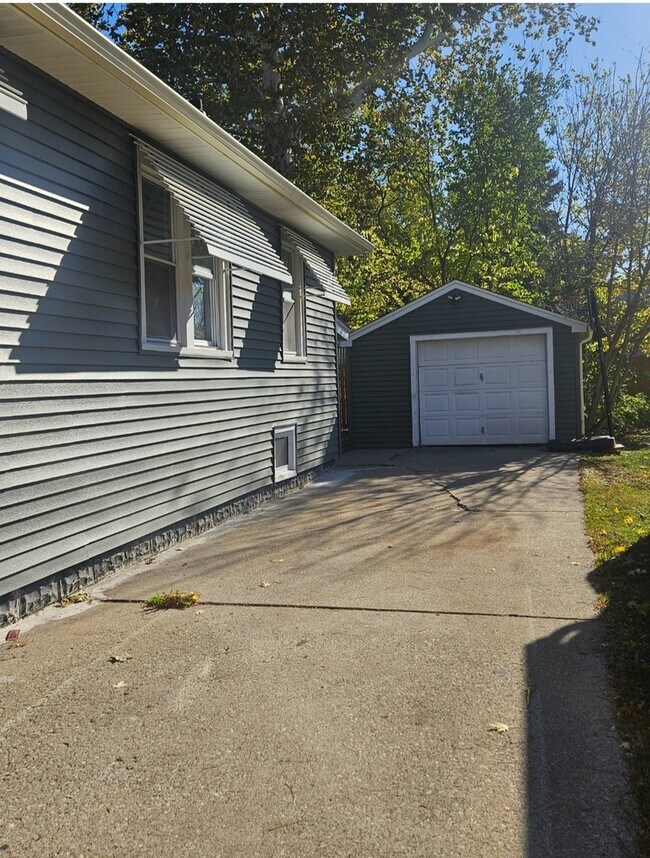 Building Photo - 733 Schomer Ave