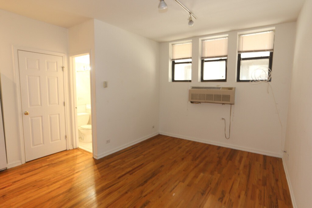 Building Photo - 922 W Dakin St