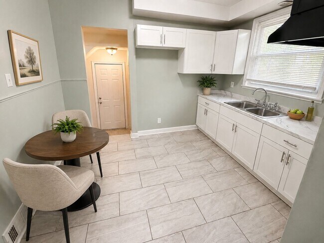 Building Photo - Well-Laid-Out 3-Bedroom Home Available for Rent in Detroit