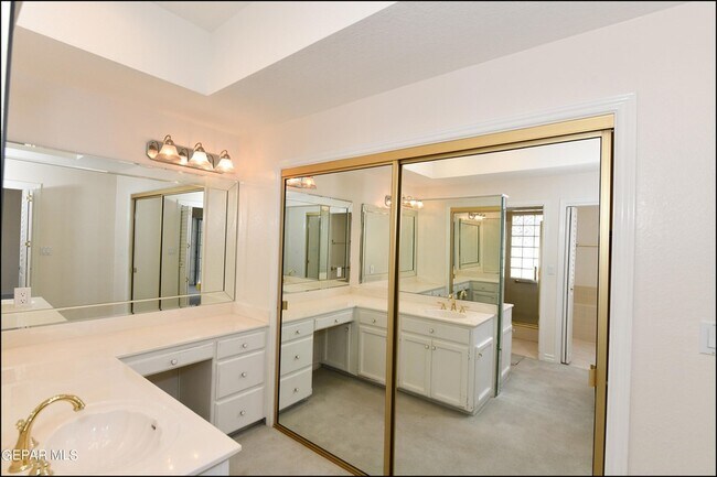 Building Photo - 1004 Los Jardines Cir
