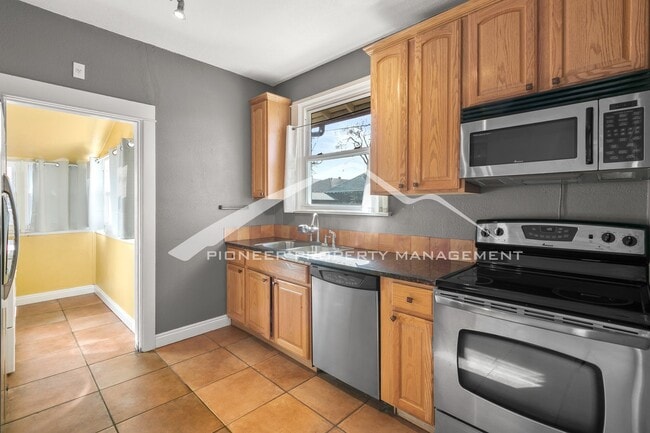 Building Photo - Beautiful Home with Washer/Dryer and Fenced Yard