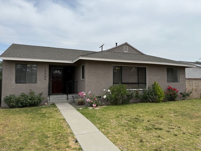 Primary Photo - Beautiful 3 Bedroom, 2 Bathroom Granada Hi...