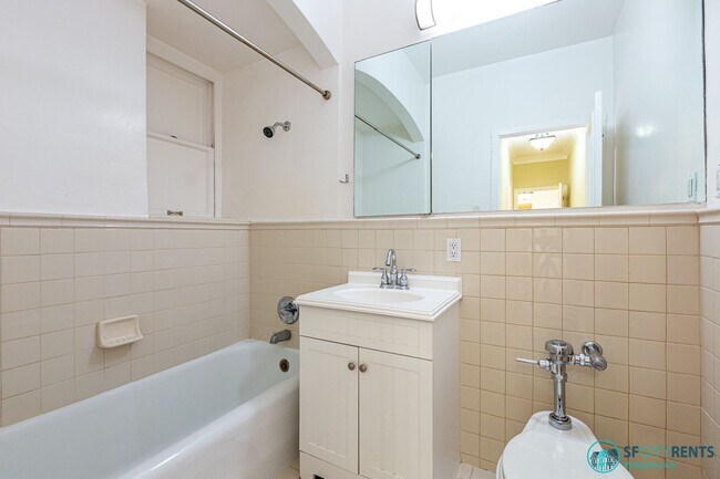 Building Photo - Russian Hill: Remodeled 3rd Floor Art Deco...