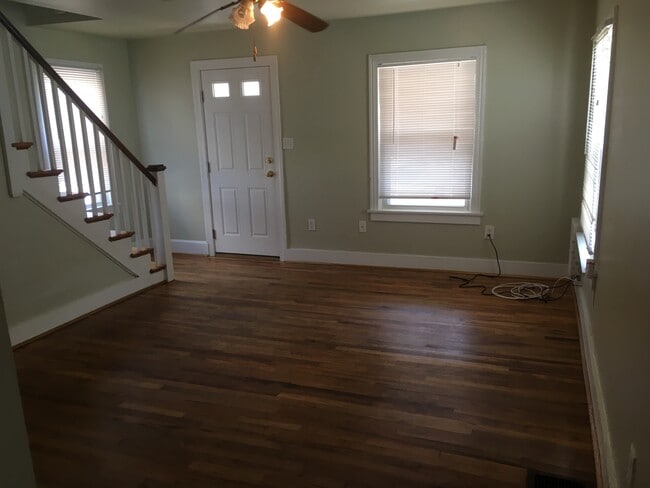 Building Photo - 70 New London Rd