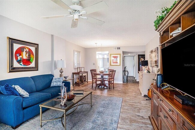 Building Photo - 2800 Cove Cay Dr