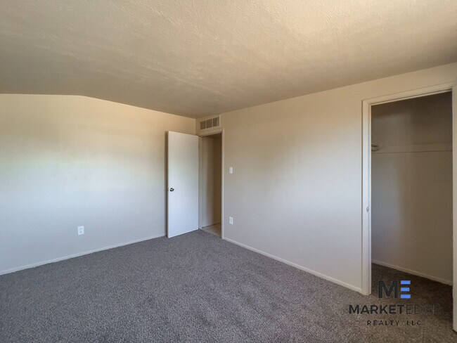 Building Photo - 3 Bed/ 1 Bath at 67th /Indian School! Appl...
