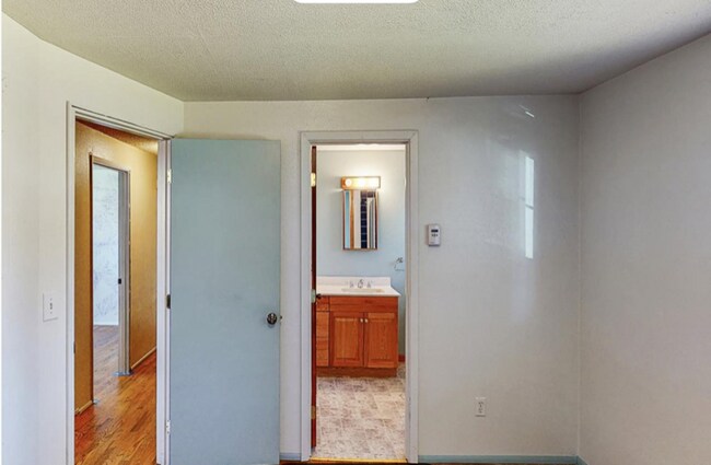 Building Photo - 829 Rossmore St