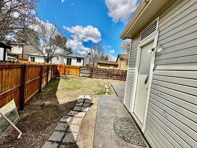 Building Photo - AVAILABLE NOW!  Charming Home in the Cottonwood Community!"