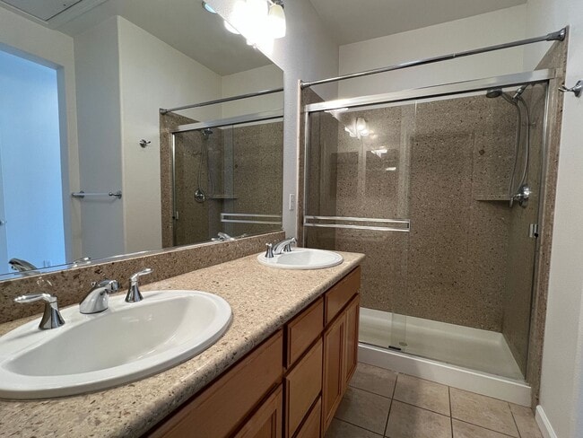 Building Photo - Beautiful Contemporary 3BR/3BA Tri Level Townhouse in the Berryessa Area