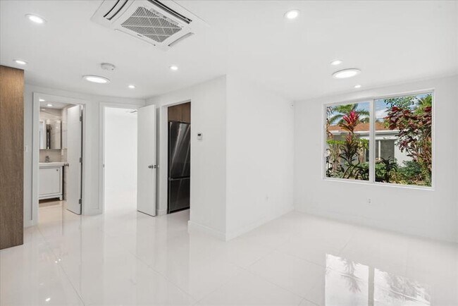 Building Photo - 2201 NE 9th Ave