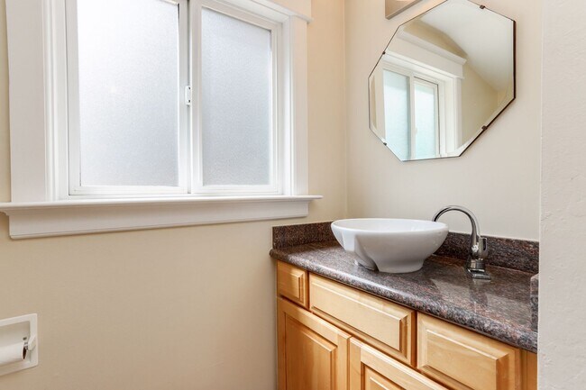 Building Photo - 3 Bed / 2 Bath Woodside home on large lot ...