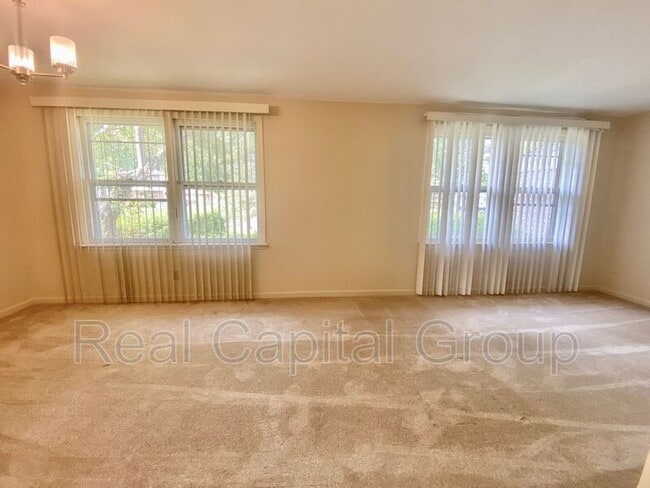 Building Photo - 183 Sunshine Dr