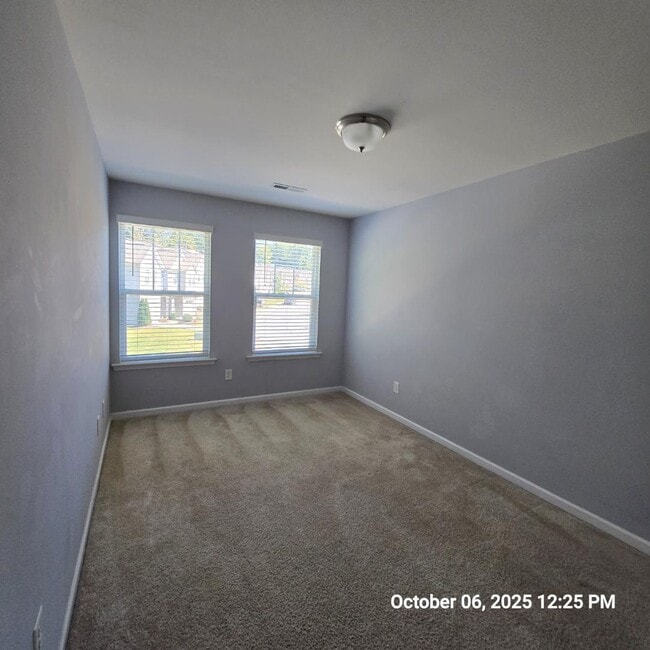 Building Photo - 190 Thornhill Dr
