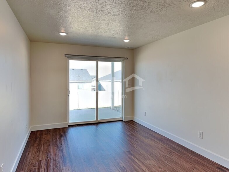 Building Photo - 1273 N Rickshaw Ln