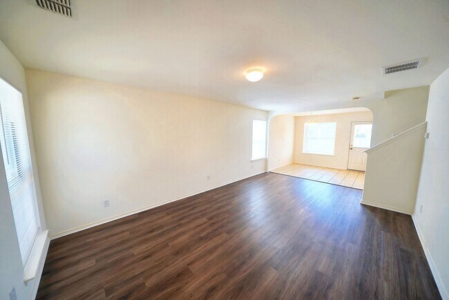 Building Photo - Lovely Home in Gated Universal City Neighb...
