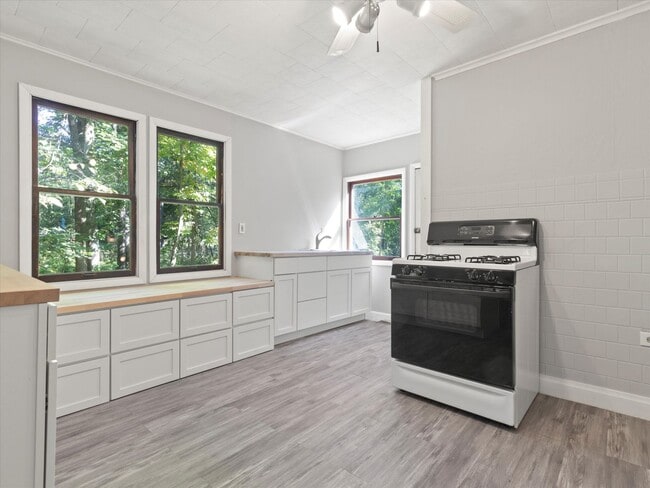Building Photo - Adorable Lake Como Home Now Available!