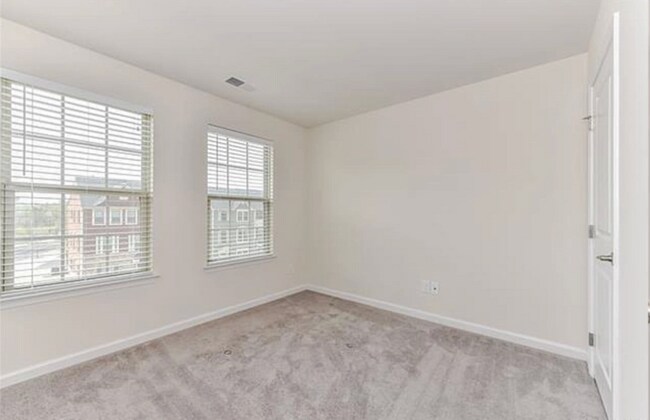 Building Photo - Beautiful 4BR Home w/ Garage Parking in Charlotte!