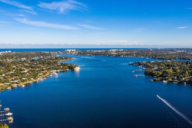 Building Photo - 6085 Robinson St