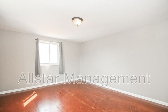 Building Photo - 404 E 215th St