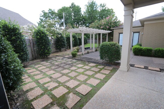 Building Photo - EXECUTE LIVING IN PRIVATE COMMUNITY