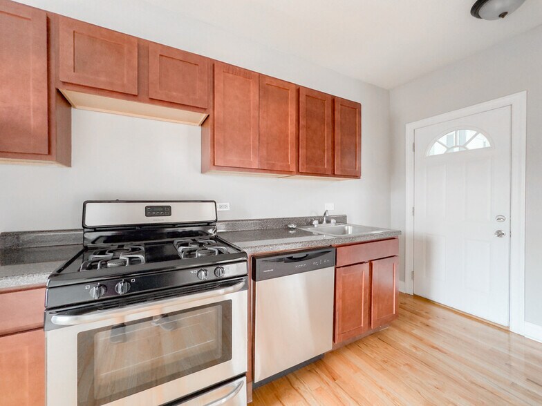 Building Photo - 956 W Cornelia Ave