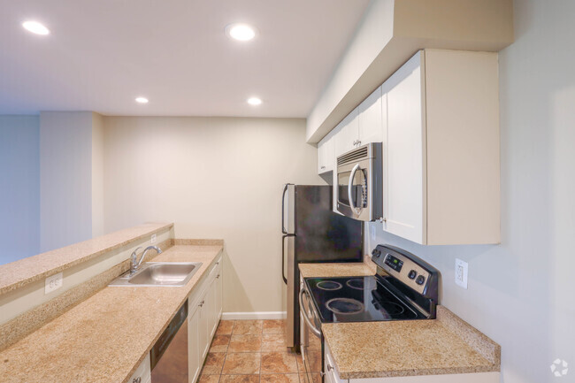 Kitchen, 1BR, 1.25 BA 725 SF - 320 Walnut