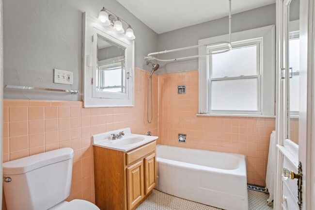 Building Photo - 2118 E Linnwood Ave