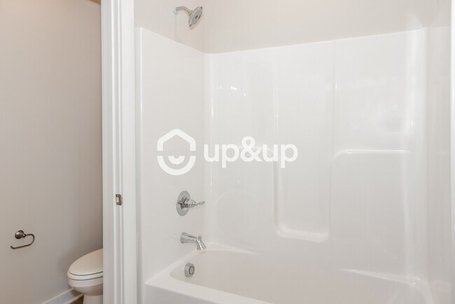 Building Photo - Fantastic 3bd/2ba home! Coming soon!