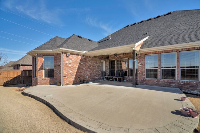 Building Photo - Executive Bentonville Home convenient to WM Home Office and more!