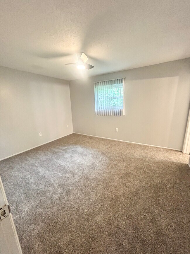 Building Photo - 601 Riverhill Cir