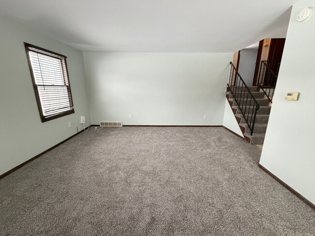 Building Photo - Large multi level duplex!