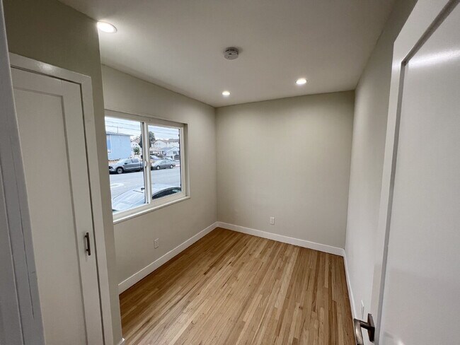 Building Photo - Modern Pet-Friendly Hawthorne Home With Ga...