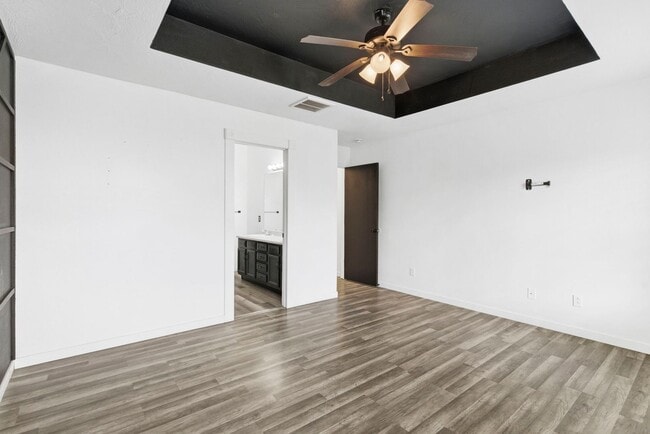 Building Photo - 3 Bedroom | 2 Bathroom | 2 Car Garage | Springfield MO | Fenced Back Yard!