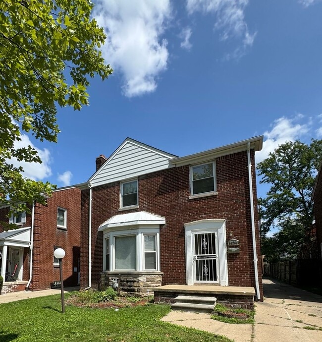 Building Photo - 18260 Sorrento Ave