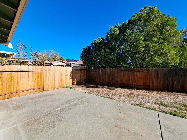 Building Photo - 143 Buttercup Cir